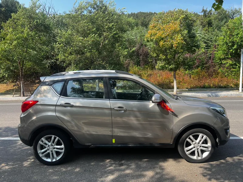 Changan CS35 2017 1.6L Automático de lujo exterior foto 7 Changan CS35 2017 1.6L Automático de lujo exterior foto 7