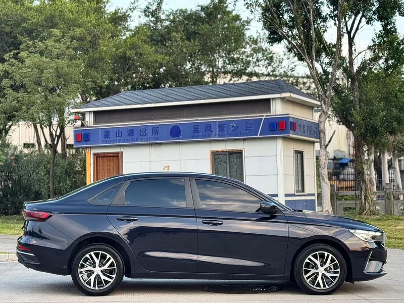 Geely Emgrand 2022 4.ª generación 1.5L CVT De élite exterior foto 3 Geely Emgrand 2022 4.ª generación 1.5L CVT De élite exterior foto 3