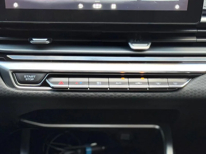 Geely Emgrand 2022 4.ª generación 1.5L CVT De élite exterior foto 6 Geely Emgrand 2022 4.ª generación 1.5L CVT De élite exterior foto 6