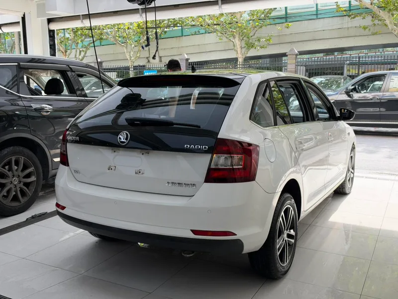 Skoda Rapid Spaceback 2016 Restyling 1.6L Automatic Smart Travel Edition interior photo 8 Skoda Rapid Spaceback 2016 Restyling 1.6L Automatic Smart Travel Edition interior photo 8