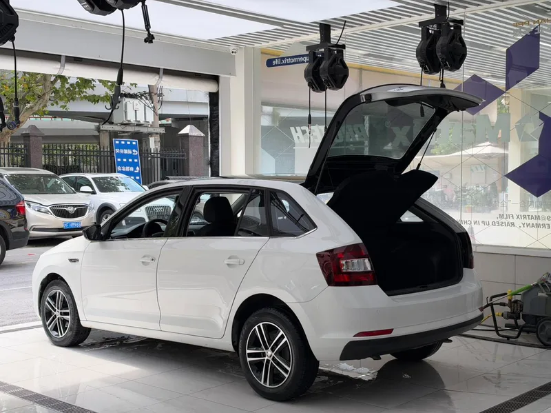 Skoda Rapid Spaceback 2016 Restyling 1.6L Automatic Smart Travel Edition interior photo 9 Skoda Rapid Spaceback 2016 Restyling 1.6L Automatic Smart Travel Edition interior photo 9