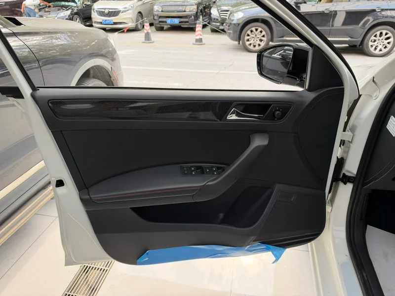 Skoda Rapid Spaceback 2016 Restyling 1.6L Automatic Smart Travel Edition interior photo 10 Skoda Rapid Spaceback 2016 Restyling 1.6L Automatic Smart Travel Edition interior photo 10