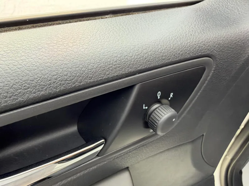 Skoda Rapid Spaceback 2016 Restyling 1.6L Automatic Smart Travel Edition interior photo 13 Skoda Rapid Spaceback 2016 Restyling 1.6L Automatic Smart Travel Edition interior photo 13