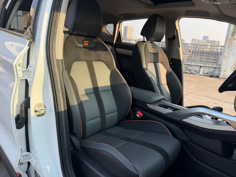 Geely Coolray 2023 1.5T DCT Edición Diamante interior foto 9 Geely Coolray 2023 1.5T DCT Edición Diamante interior foto 9