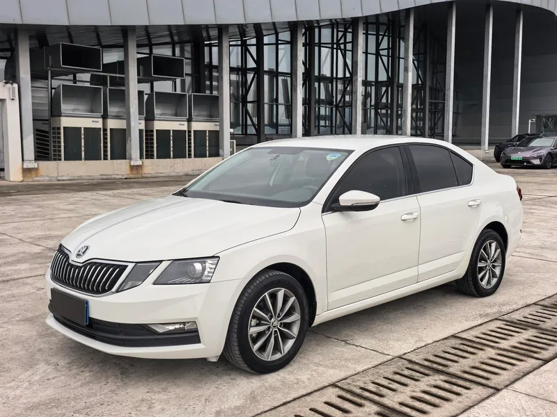 Skoda Octavia 2022 1.5L Edición automática exterior foto 1 Skoda Octavia 2022 1.5L Edición automática exterior foto 1