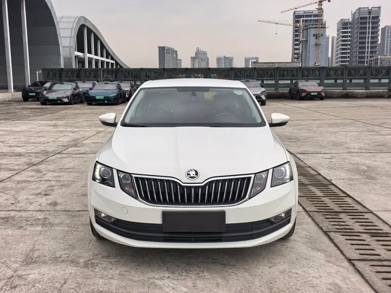 Skoda Octavia 2022 1.5L Edición automática exterior foto 2 Skoda Octavia 2022 1.5L Edición automática exterior foto 2