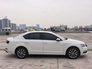 Skoda Octavia 2022 1.5L Edición automática exterior foto 3 Skoda Octavia 2022 1.5L Edición automática exterior foto 3
