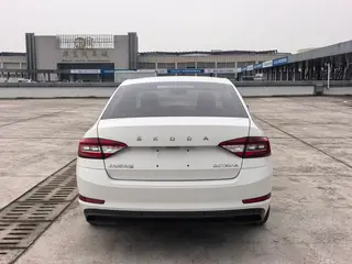 Skoda Octavia 2022 1.5L Edición automática exterior foto 4 Skoda Octavia 2022 1.5L Edición automática exterior foto 4