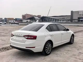 Skoda Octavia 2022 1.5L Edición automática exterior foto 5 Skoda Octavia 2022 1.5L Edición automática exterior foto 5
