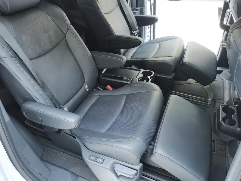 Toyota Sienna 2024 Dual Power 2.5L Four-wheel drive Premium Edition interior photo 16