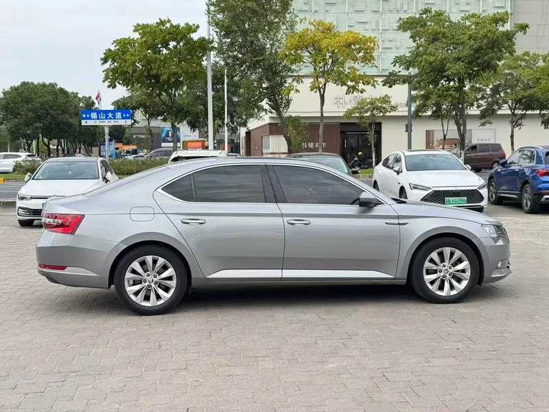 Skoda Superb 2016 TSI330 DSG Line Creation Edition interior photo 12 Skoda Superb 2016 TSI330 DSG Line Creation Edition interior photo 12