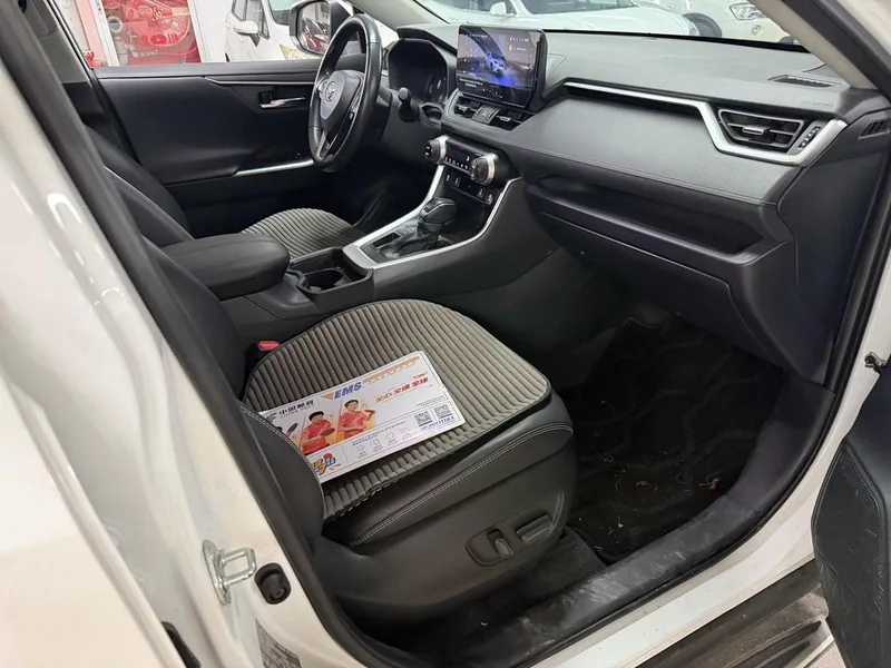 Toyota RAV4 2023 2.0L CVT Deux roues motrices 20 Anniversaire Platine Édition intérieur photo 6 Toyota RAV4 2023 2.0L CVT Deux roues motrices 20 Anniversaire Platine Édition intérieur photo 6