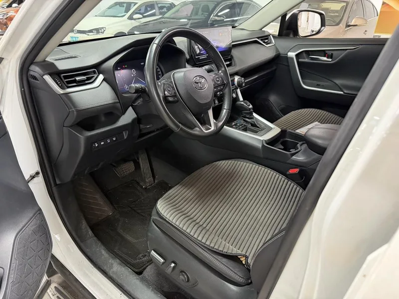 Toyota RAV4 2023 2.0L CVT Deux roues motrices 20 Anniversaire Platine Édition intérieur photo 8 Toyota RAV4 2023 2.0L CVT Deux roues motrices 20 Anniversaire Platine Édition intérieur photo 8
