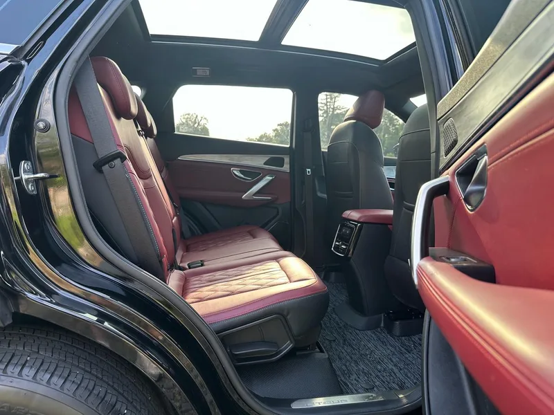 Jetour X70 PLUS 2023 1.6T DCT Strong person PLUS 7 seat interior photo 16 Jetour X70 PLUS 2023 1.6T DCT Strong person PLUS 7 seat interior photo 16
