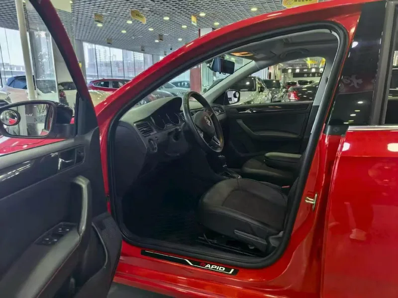 Skoda Rapid Spaceback 2018 1.6L Versión automática de confort exterior foto 5 Skoda Rapid Spaceback 2018 1.6L Versión automática de confort exterior foto 5