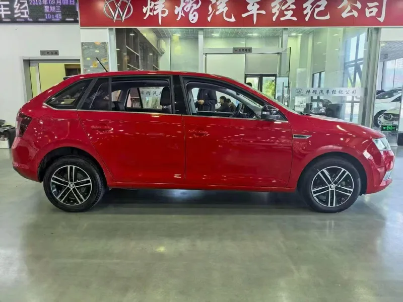 Skoda Rapid Spaceback 2018 1.6L Versión automática de confort interior foto 7 Skoda Rapid Spaceback 2018 1.6L Versión automática de confort interior foto 7