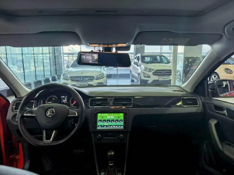 Skoda Rapid Spaceback 2018 1.6L Versión automática de confort interior foto 8 Skoda Rapid Spaceback 2018 1.6L Versión automática de confort interior foto 8