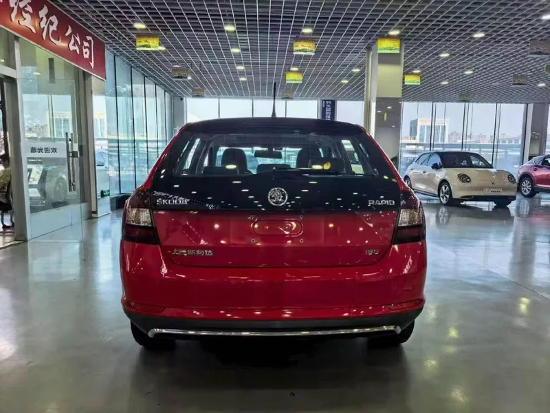 Skoda Rapid Spaceback 2018 1.6L Versión automática de confort interior foto 9 Skoda Rapid Spaceback 2018 1.6L Versión automática de confort interior foto 9