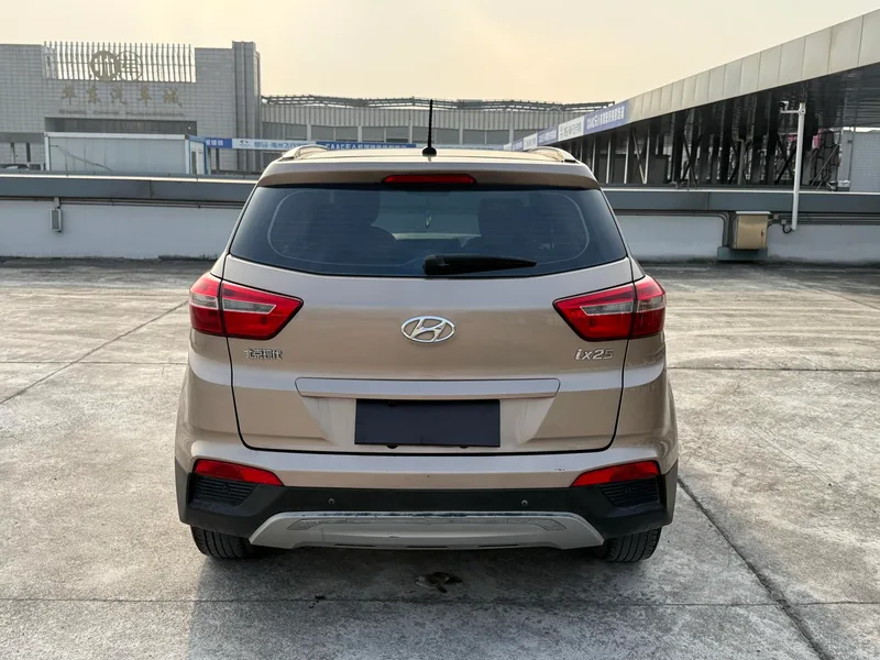 Hyundai ix25 2015 1.6L Tipo inteligente de tracción automática en dos ruedas GLS exterior foto 7 Hyundai ix25 2015 1.6L Tipo inteligente de tracción automática en dos ruedas GLS exterior foto 7