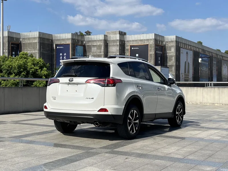 Toyota RAV4 2016 2.0L CVT Versión cómoda con tracción en dos ruedas exterior foto 6 Toyota RAV4 2016 2.0L CVT Versión cómoda con tracción en dos ruedas exterior foto 6