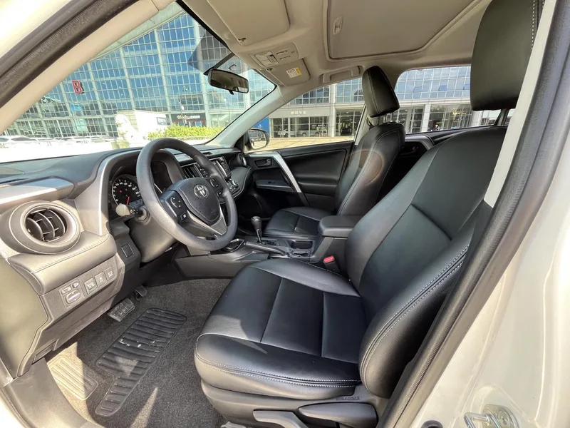 Toyota RAV4 2016 2.0L CVT Versión cómoda con tracción en dos ruedas interior foto 9 Toyota RAV4 2016 2.0L CVT Versión cómoda con tracción en dos ruedas interior foto 9