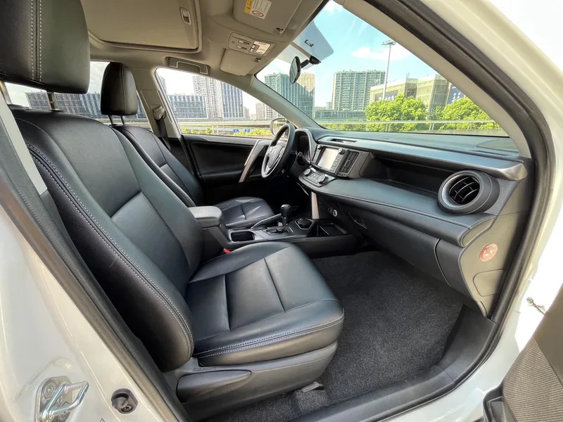 Toyota RAV4 2016 2.0L CVT Versión cómoda con tracción en dos ruedas interior foto 11 Toyota RAV4 2016 2.0L CVT Versión cómoda con tracción en dos ruedas interior foto 11