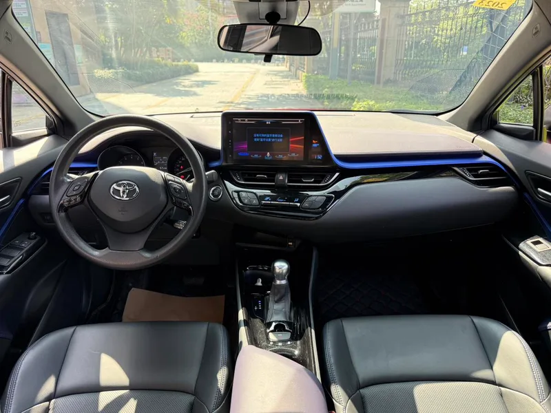 Toyota C-HR 2020 2.0L Leading Edition interior photo 6 Toyota C-HR 2020 2.0L Leading Edition interior photo 6