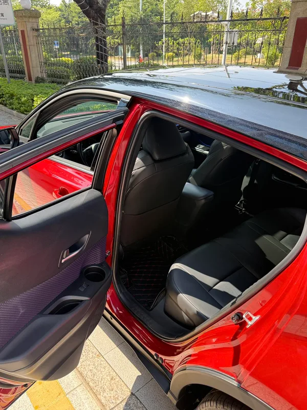 Toyota C-HR 2020 2.0L Leading Edition interior photo 7 Toyota C-HR 2020 2.0L Leading Edition interior photo 7