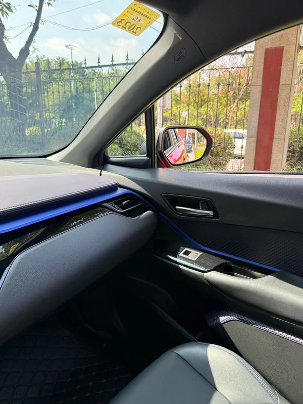 Toyota C-HR 2020 2.0L Leading Edition interior photo 8 Toyota C-HR 2020 2.0L Leading Edition interior photo 8