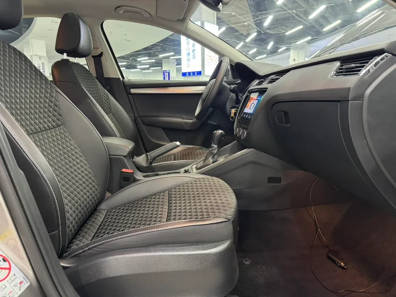 Skoda Octavia 2019 TSI230 DSG Zhixing Deluxe Edition China V interior photo 11 Skoda Octavia 2019 TSI230 DSG Zhixing Deluxe Edition China V interior photo 11