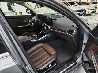 BMW 3 Series 2023 325Li M Conjunto deportivo interior foto 7 BMW 3 Series 2023 325Li M Conjunto deportivo interior foto 7