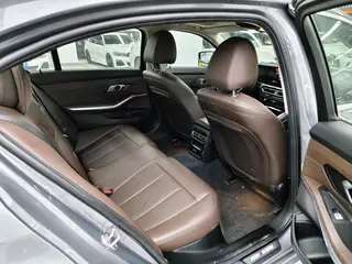 BMW 3 Series 2023 325Li M Conjunto deportivo interior foto 9 BMW 3 Series 2023 325Li M Conjunto deportivo interior foto 9