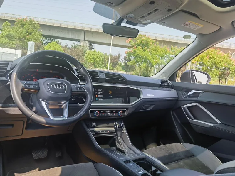 Audi Q3 2022 35 TFSI Aggressive and dynamic interior photo 14 Audi Q3 2022 35 TFSI Aggressive and dynamic interior photo 14
