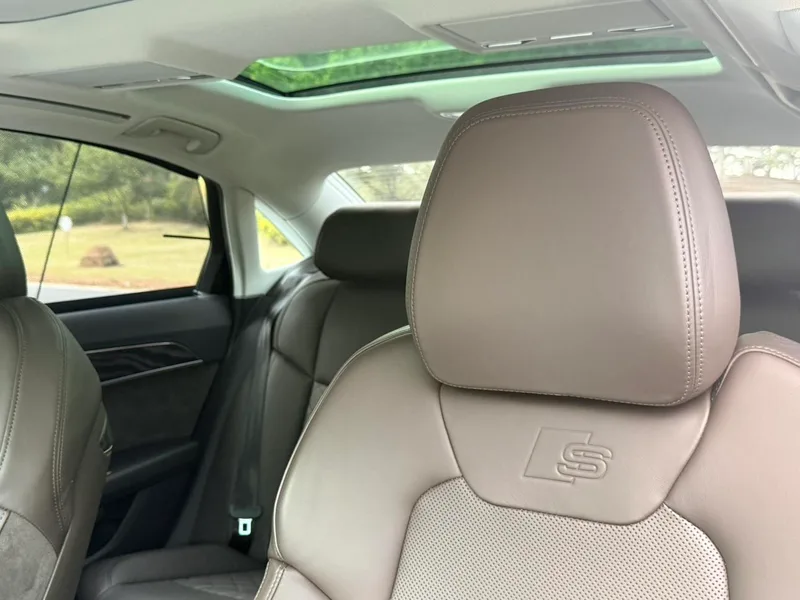 Audi A8 2022 A8L 50 TFSI quattro Comfort Collection Edition interior photo 12 Audi A8 2022 A8L 50 TFSI quattro Comfort Collection Edition interior photo 12