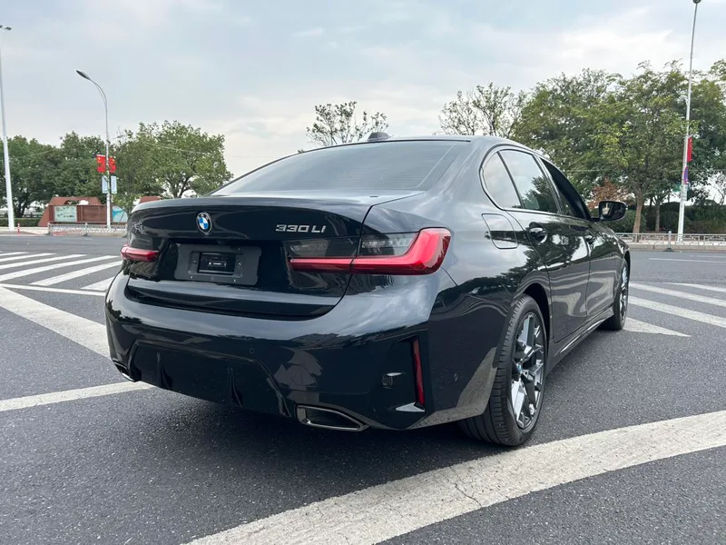 BMW 3 Series 2025 330Li M Sports Night Suit interior photo 7 BMW 3 Series 2025 330Li M Sports Night Suit interior photo 7