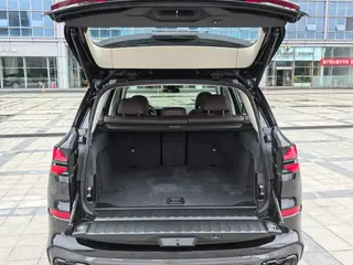 BMW X5 2025 xDrive30Li Premium Class M Sports Night Suit interior photo 9 BMW X5 2025 xDrive30Li Premium Class M Sports Night Suit interior photo 9