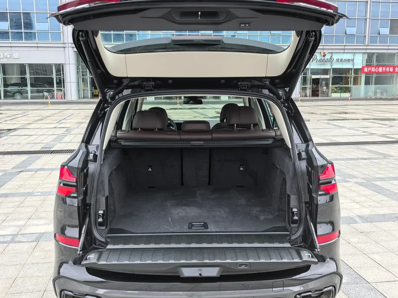 BMW X5 2025 xDrive30Li Premium Class M Sports Night Suit interior photo 9 BMW X5 2025 xDrive30Li Premium Class M Sports Night Suit interior photo 9