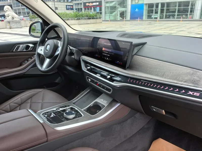 BMW X5 2025 xDrive30Li Premium Class M Sports Night Suit interior photo 12 BMW X5 2025 xDrive30Li Premium Class M Sports Night Suit interior photo 12