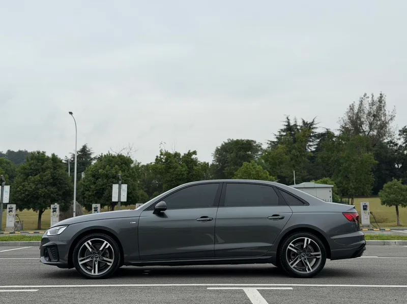 Audi A4L 2022 40 TFSI Deluxe dinámico exterior foto 4 Audi A4L 2022 40 TFSI Deluxe dinámico exterior foto 4
