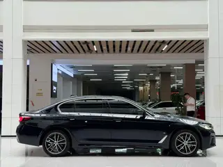 BMW 5 Series 2022 525Li M Conjunto deportivo exterior foto 3 BMW 5 Series 2022 525Li M Conjunto deportivo exterior foto 3