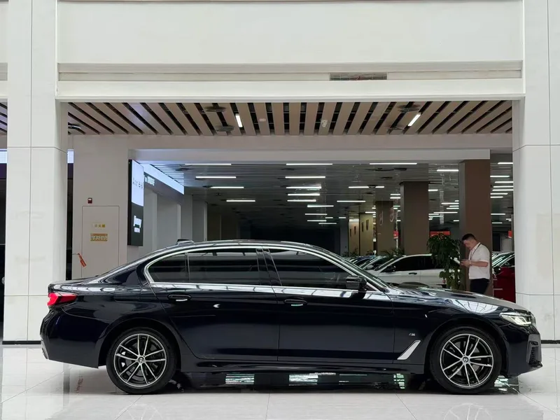 BMW 5 Series 2022 525Li M Conjunto deportivo exterior foto 3 BMW 5 Series 2022 525Li M Conjunto deportivo exterior foto 3