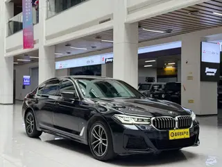 BMW 5 Series 2022 525Li M Conjunto deportivo exterior foto 4 BMW 5 Series 2022 525Li M Conjunto deportivo exterior foto 4