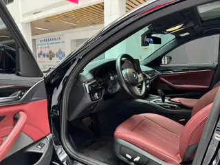 BMW 5 Series 2022 525Li M Conjunto deportivo exterior foto 8 BMW 5 Series 2022 525Li M Conjunto deportivo exterior foto 8
