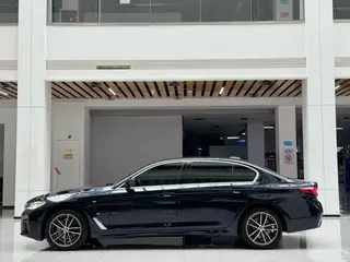 BMW 5 Series 2022 525Li M Conjunto deportivo exterior foto 9 BMW 5 Series 2022 525Li M Conjunto deportivo exterior foto 9