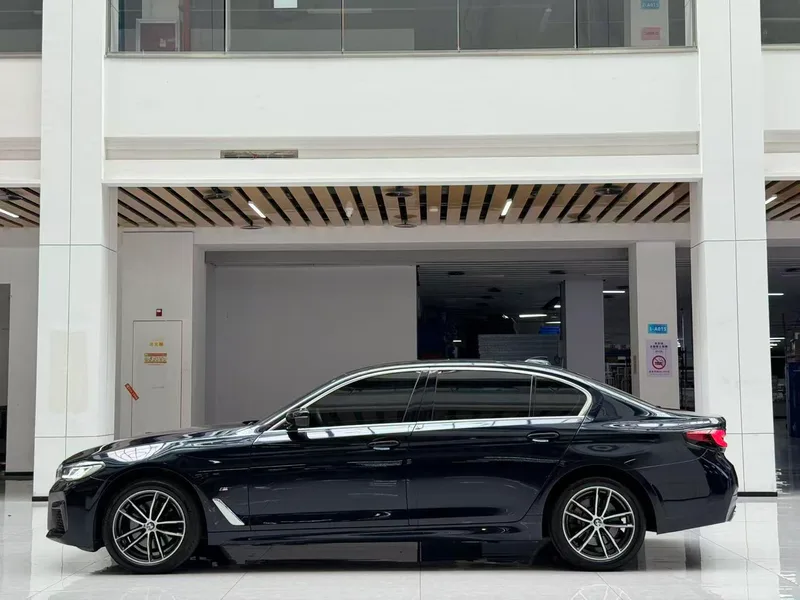 BMW 5 Series 2022 525Li M Conjunto deportivo exterior foto 9 BMW 5 Series 2022 525Li M Conjunto deportivo exterior foto 9