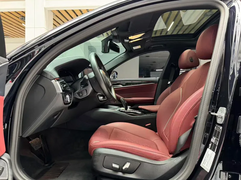 BMW 5 Series 2022 525Li M Conjunto deportivo exterior foto 10 BMW 5 Series 2022 525Li M Conjunto deportivo exterior foto 10