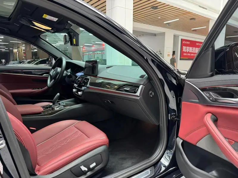 BMW 5 Series 2022 525Li M Conjunto deportivo interior foto 15 BMW 5 Series 2022 525Li M Conjunto deportivo interior foto 15