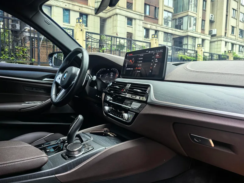 BMW 5 Series 2023 Restyling 530Li Leading Type M Sports suit interior photo 9