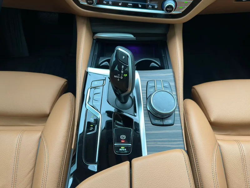 BMW 6 Series GT 2022 630i Set de diseño de lujo interior foto 20 BMW 6 Series GT 2022 630i Set de diseño de lujo interior foto 20