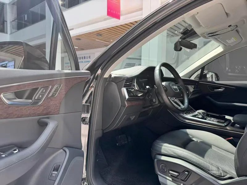Audi Q7 2023 45 TFSI quattro S line Sporty exterior photo 9 Audi Q7 2023 45 TFSI quattro S line Sporty exterior photo 9